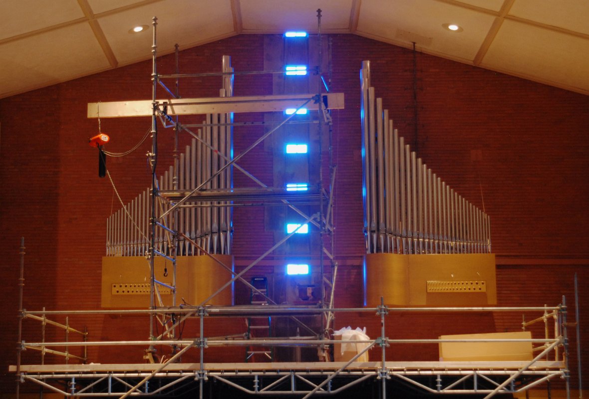 DSC_4971.JPG - Antiphonal organ viewed from the Chancel (with the hoist tower still in place).