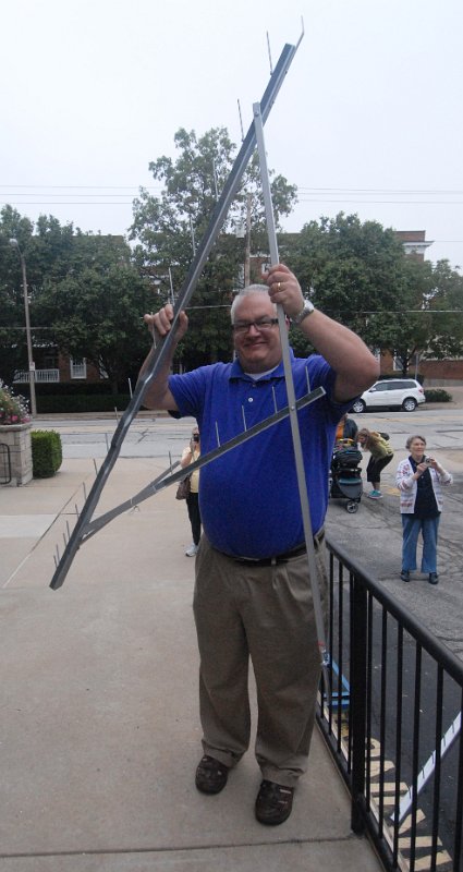 DSC_4514.JPG - David carrying parts in.