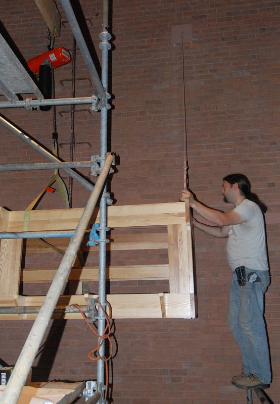 DSC_4640.JPG - Attaching the support cable to the outboard corner of the east antiphonal framing.