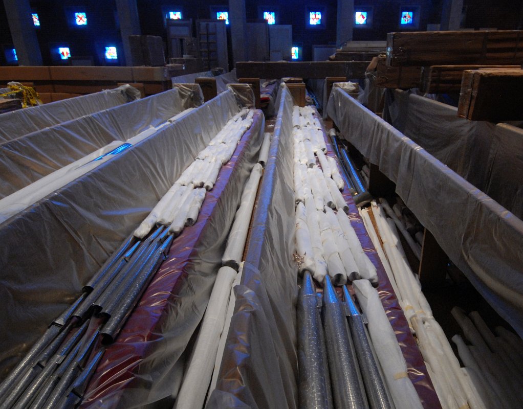 DSC_4803.JPG - Pews with pipes.