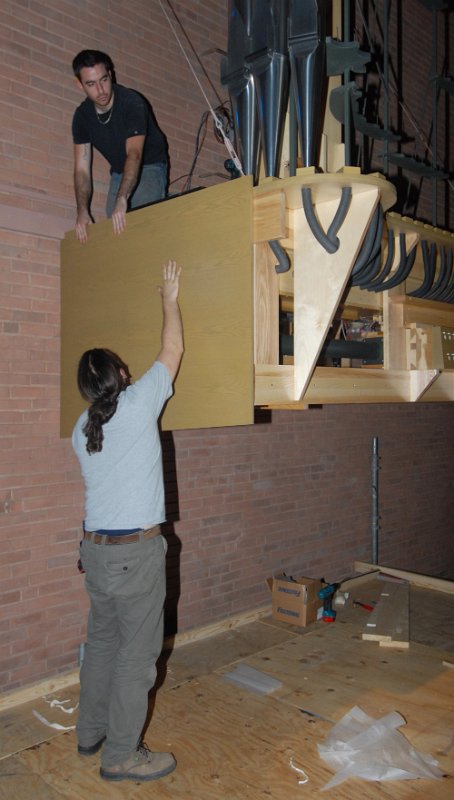 DSC_4884.JPG - Mounting the end panel on the east antiphonal.