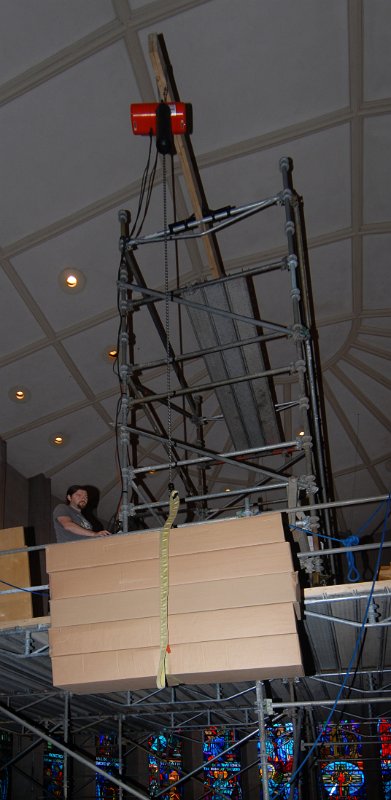 DSC_5160.JPG - Hoisting boxed pipes and framing.