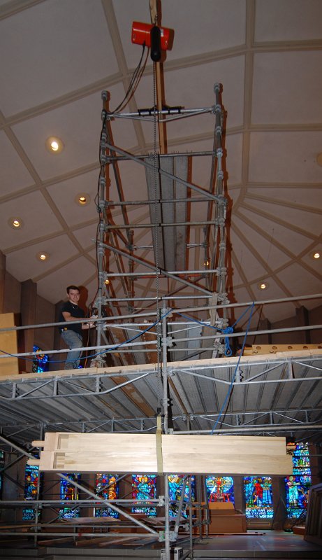 DSC_5163.JPG - Hoisting two of the 32' pipes.