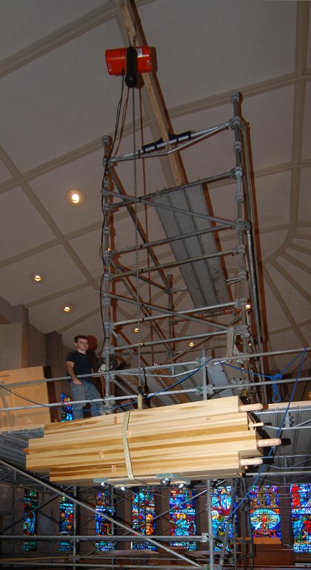 DSC_5166.JPG - Hoisting more wooden pipes.