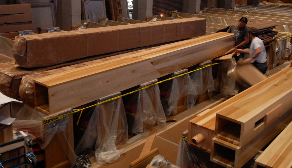 DSC_5278.JPG - Unpacking the largest wooden pipe.