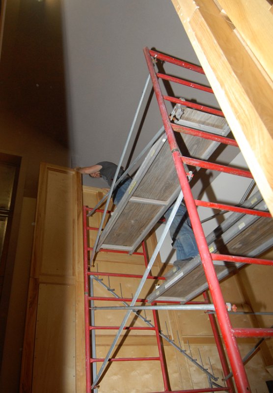DSC_5437.JPG - Up on a scaffold to install the upper panels.