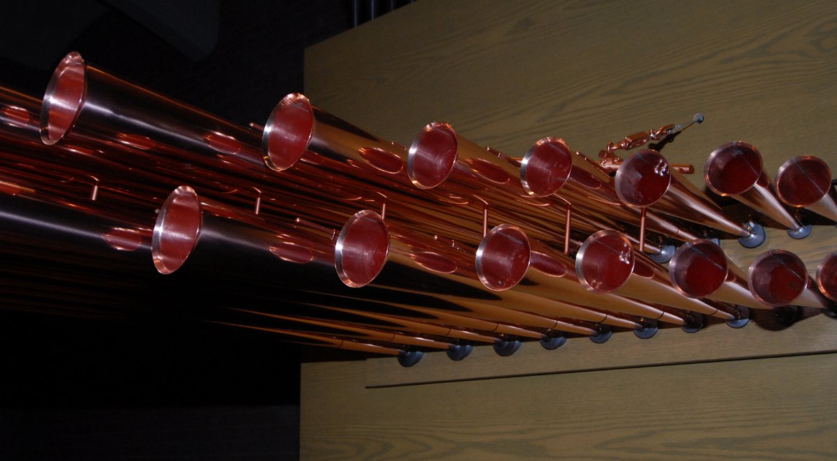 DSC_5569.JPG - Closeup of the copper trumpets.