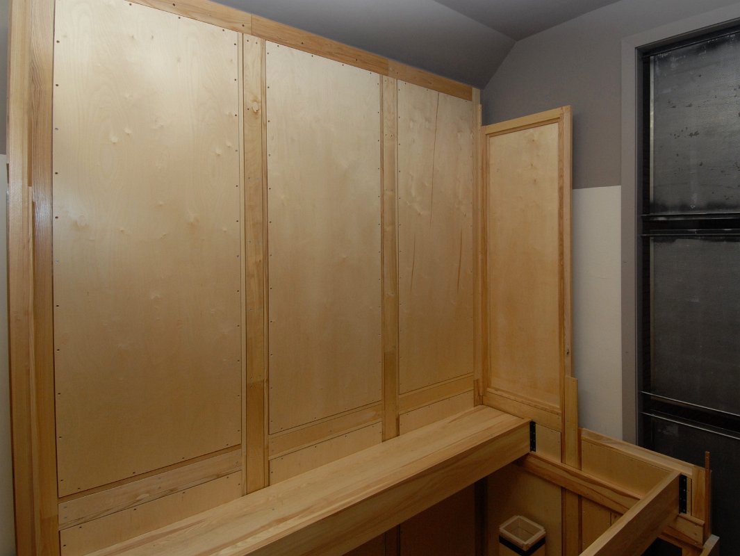 DSC_5665.JPG - Rear wall, upper section, lectern-side expression chamber.