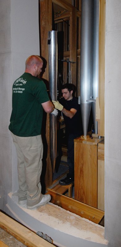 DSC_5786.JPG - Handing the pipe into the chamber.