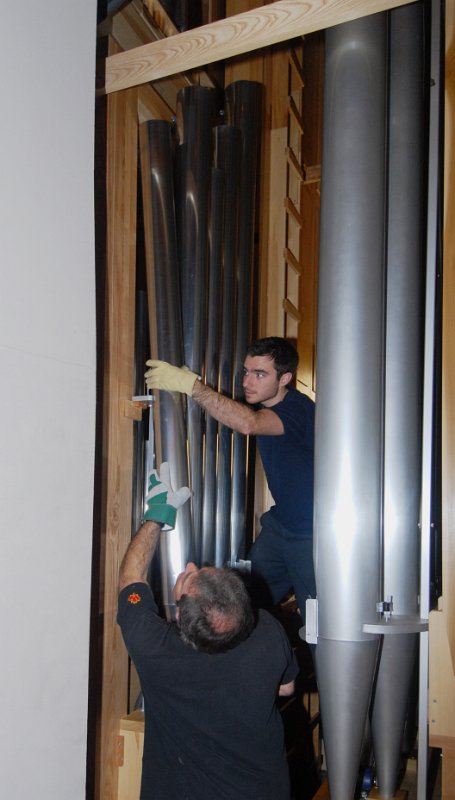 DSC_5812.JPG - Placing a pipe on the support rack.