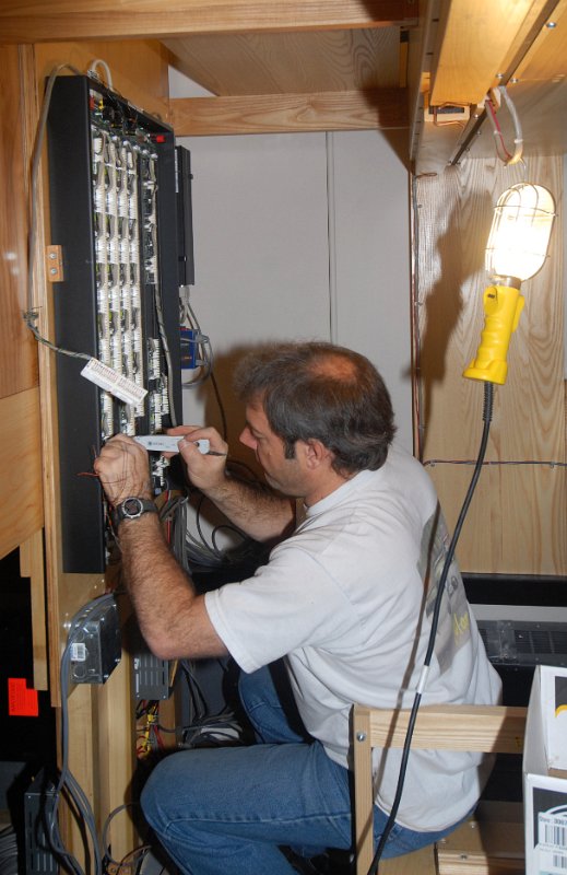 DSC_5880.JPG - Mario wiring up the pulpit-side pin board.