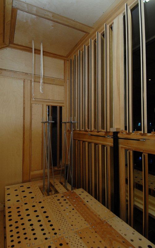 DSC_6056.JPG - View from inside the lectern-side expression chamber.  Note the expression shades on the end, facing the side aisle.