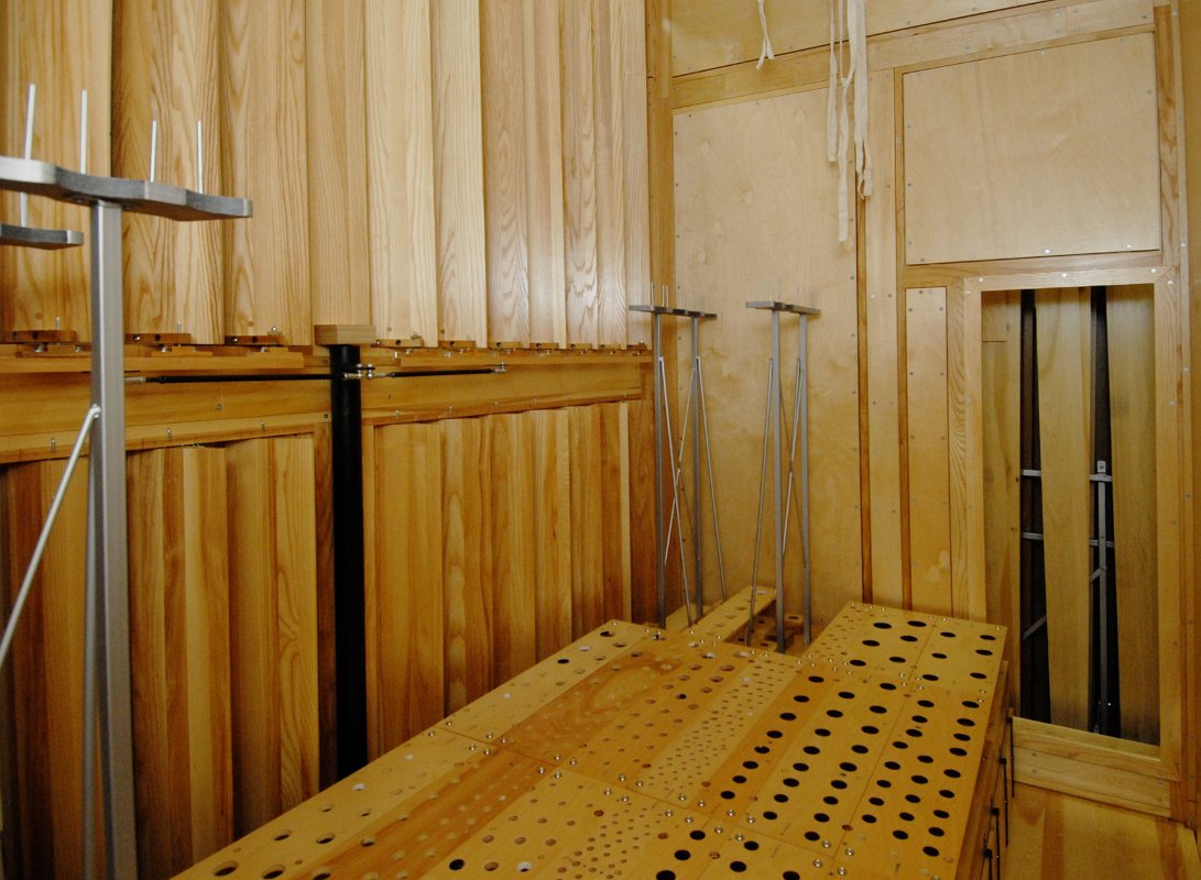 DSC_6060.JPG - Looking the other way through the lectern-side expression chamber.