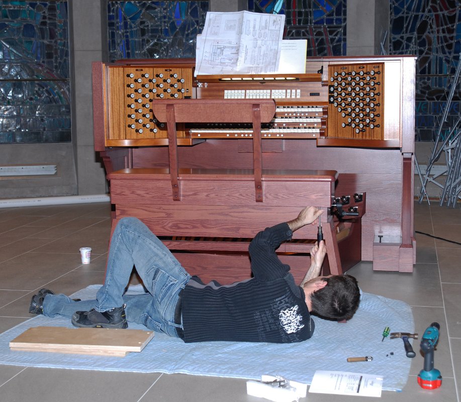 DSC_6647.JPG - Finishing touches.