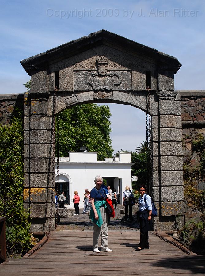 DSC_3325.JPG - Gate into original Portuguese section of Colonia.
