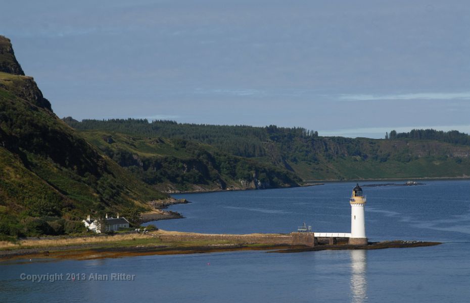 DSC_2593.JPG - Lighthouse at Point of Harbor at Tobermory, Isle of Mull