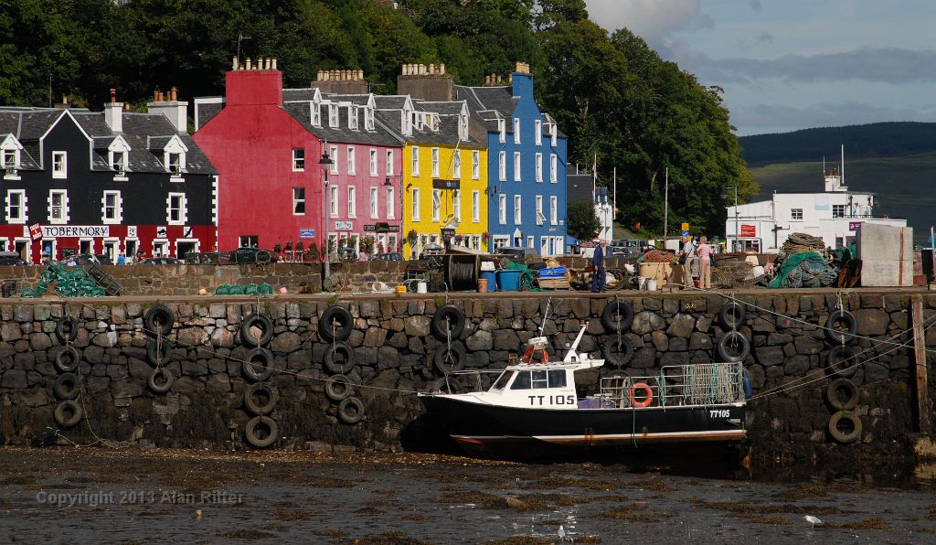 DSC_2928.JPG - Quay, Boat and Buildings, Tobermory, Isle of Mull