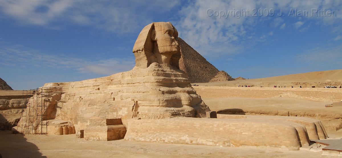 DSC_4746.JPG - In this lateral view, it is clear that the ancient Egyptians understood perspective.  The greatly elongated front legs appear normal when the Sphinx is viewed face-on from a distance.